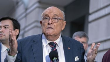 Rudy Giuliani habla después de salir de un tribunal federal en Washington, el viernes 10 de enero de 2025. (AP Foto/Jose Luis Magana)