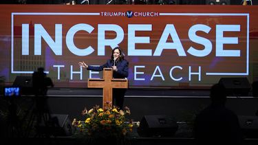 ARCHIVO - La candidata demócrata a la vicepresidencia, la senadora demócrata por California Kamala Harris, habla en la iglesia Triumph, el domingo 25 de octubre de 2020, en Southfield, Michigan. (AP Foto/Carlos Osorio, Archivo)