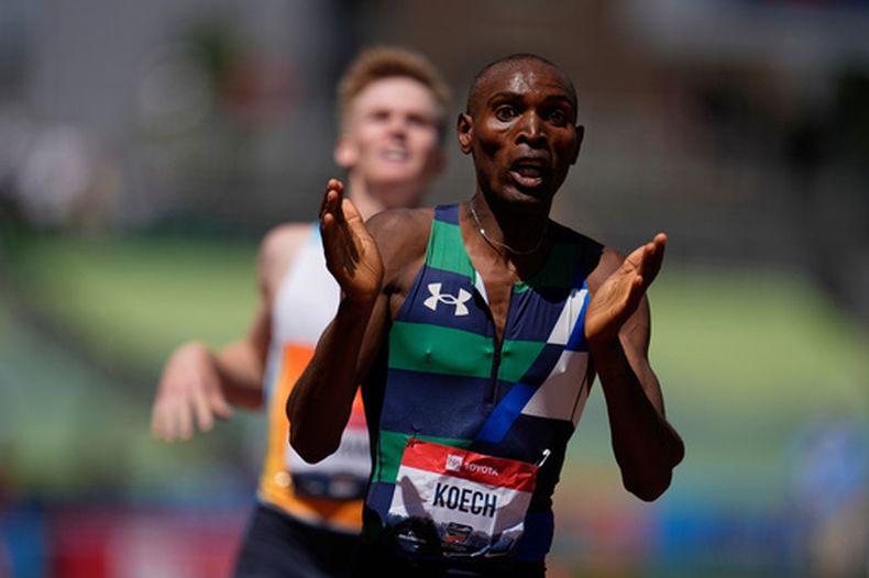 ARCHIVO - Jonah Koech celebra después de ganar la final masculina de los 1,500 metros en el campeonato de atletismo de EE. UU. en Eugene, Oregón, el 2 de agosto de 2025. (Foto AP/Abbie Parr, Archivo)
