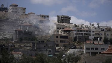 En la imagen, vista del humo provocado por los choques entre las fuerzas israelíes y los insurgentes palestinos en la ciudad de Yenín, en Cisjordania, el 19 de junio de 2023. (AP Foto/Majdi Mohammed)