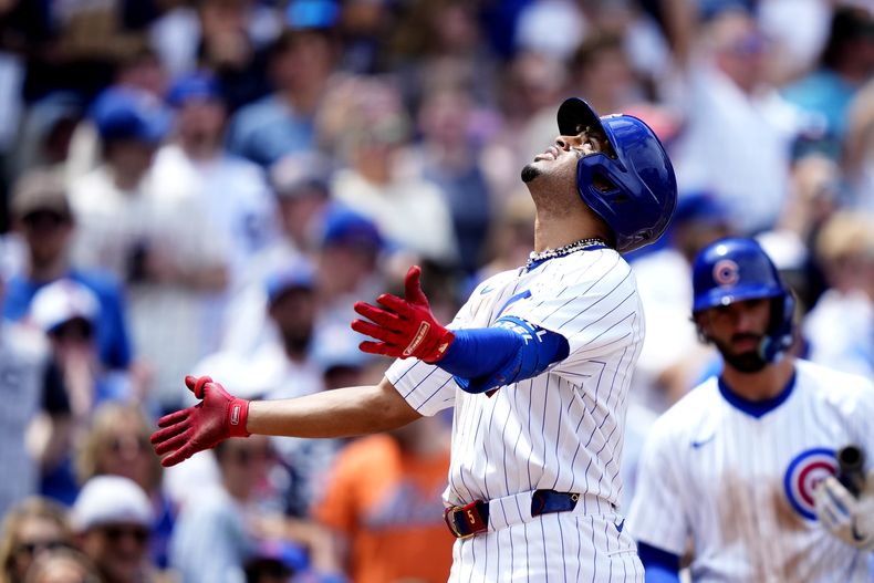 El dominicano Christopher Morel, de los Cachorros de Chicago, festeja su jonrón ante los Mets de Nueva York, el sábado 22 de junio de 2024 (AP Foto/Charles Rex Arbogast)