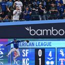 Myles Straw, de los Azulejos de Toronto, intenta infructuosamente atrapar una bola que se fue de jonrón en el duelo ante los Rays de Tampa Bay, el martes 21 de julio de 2026 (Jon Blacker/The Canadian Press via AP)