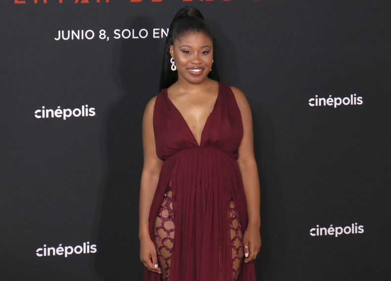La actriz estadounidense Dominique Fishback posa a su llegada a la alfombra roja de Transformers: Rise of the Beasts, en la Ciudad de México el 30 de mayo de 2023. (Foto AP/Berenice Bautista)