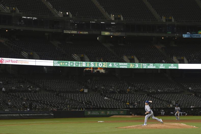 Zack Greinke, de los Reales de Kansas City, lanza en el juego del martes 22 de agosto de 2023, ante los Atléticos de Oakland (AP Foto/Nic Coury)