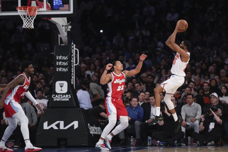 Mikal Bridges de los Knicks de Nueva York lanza el balón frente a Desmond Bane de los Grizzlies de Memphis en el encuentro del lunes 27 de enero del 2025. (AP Foto/Seth Wenig)