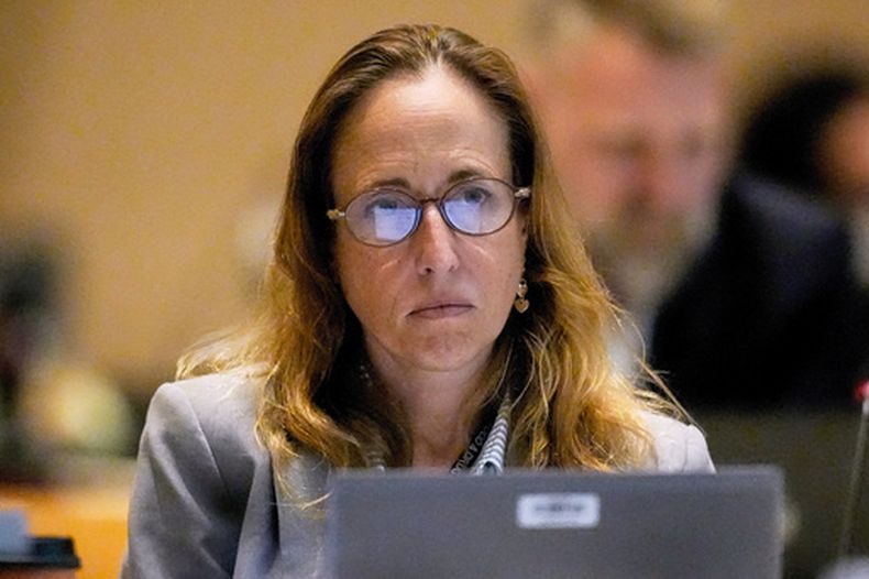 ARCHIVO - La doctora Tracy Beth Hoeg, de la FDA, durante una reunión del Comité Asesor de Prácticas de Inmunización en los CDC, el 25 de junio de 2025, en Atlanta. (AP Foto/Mike Stewart, archivo)