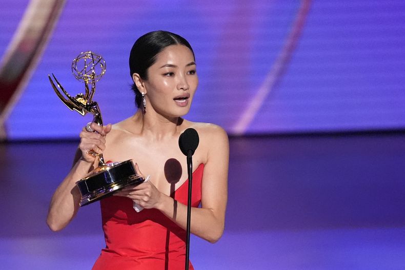 Anna Sawai recibe el premio a mejor actriz en una serie dramática por Shogun durante la 76ª edición de los premios Primetime Emmy el domingo 15 de septiembre de 2024 en el Peacock Theatre de Los Ángeles. (Foto AP/Chris Pizzello)