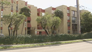 arrestan a una mujer bajo cargos de negligencia infantil
