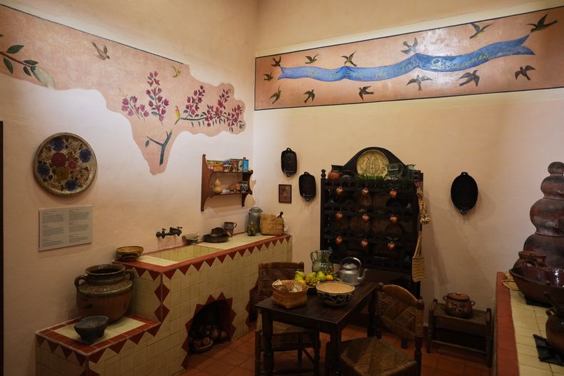 Murales creados por Frida Kahlo, inspirados en las plantas que se encuentran en el jardín, adornan la cocina del nuevo Museo Casa Kahlo, una casa comprada por el padre de Kahlo después de darle la icónica Casa Azul a su hija como regalo de bodas, en la Ciudad de México, el miércoles 10 de septiembre de 2025. (Foto AP/Eduardo Verdugo)