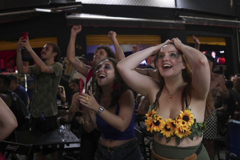 La gente celebra al saber que la película brasileña “Ainda estou aquí” ganó el Oscar al mejor largometraje internacional en Sao Paulo, el domingo 2 de marzo de 2025. (Foto AP/Ettore Chiereguini)