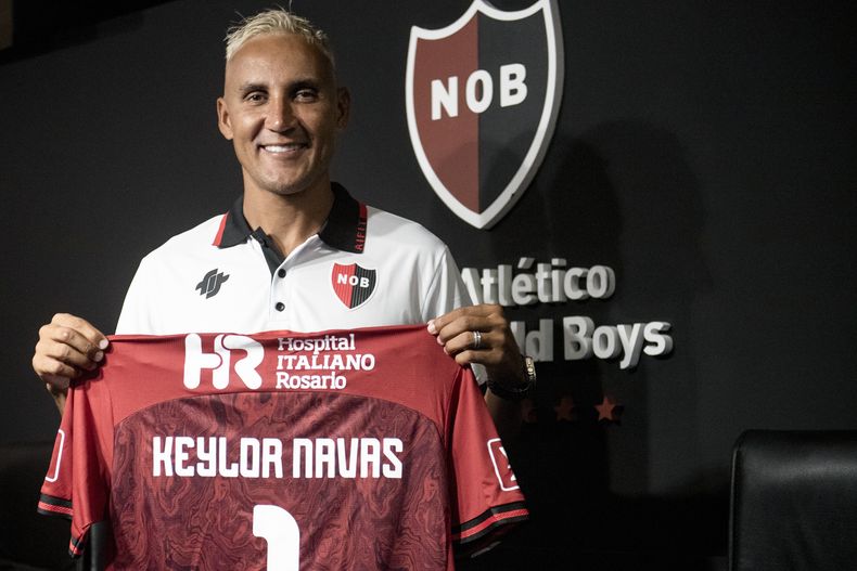 El costarricense Keylor Navas posa para las fotos durante su presentación como nuevo protero del Newells Old Boys en Rosario, Argentina el viernes 24 de enero del 2025. (AP Foto/Farid Dumat Kelzi)