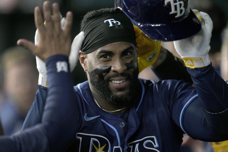 ARCHIVO - Foto del sábado 6 de julio del 2024, el cubano Yandy Díaz de los Rays de Tampa Bay celebra en el dugout su jonrón de tres carreras ante los Rangers de Texas. (AP Foto/Tony Gutierrez, Archivo)