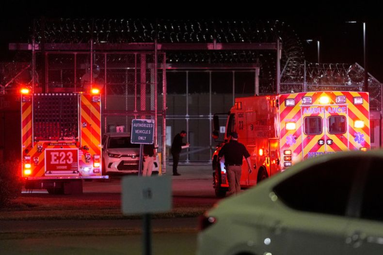 Vehículos de emergencia llegan a la Institución de Máxima Seguridad Riverbend después de que se suspendiera la ejecución de Christa Pike el miércoles 30 de septiembre de 2026, en Nashville, Tennessee. (AP Foto/George Walker IV)