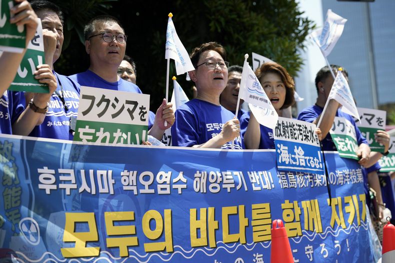 Una protesta en contra de los planes de Japón de liberar al océano aguas de la planta nuclear Fukushima, el 10 de julio de 2023, en Tokio. (Foto AP /Eugene Hoshiko)