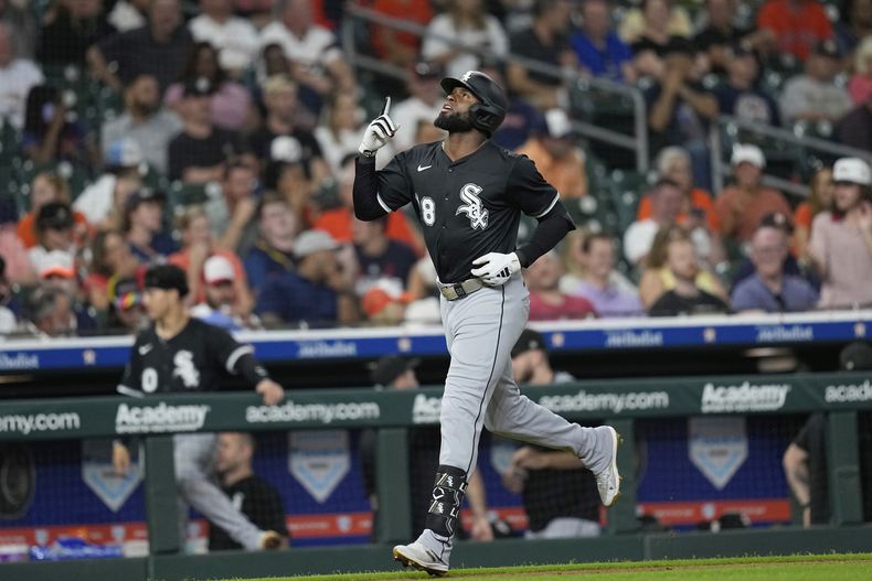 Luis Robert Jr. de los Medias Blancas de Chicago celebra su jonrón en la cuarta entrada ante los Astros de Houston el martes 10 de junio del 2025. (AP Foto/David J. Phillip)