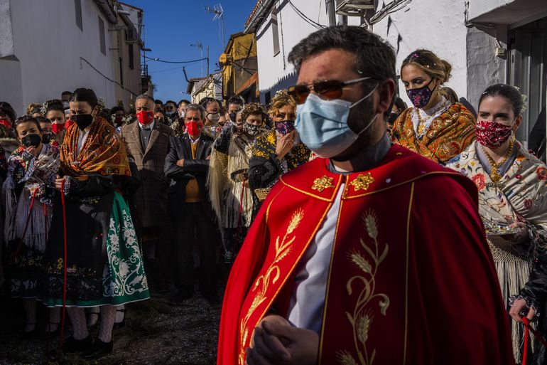 AP FOTOS: Las Carantoñas regresan a pueblo español