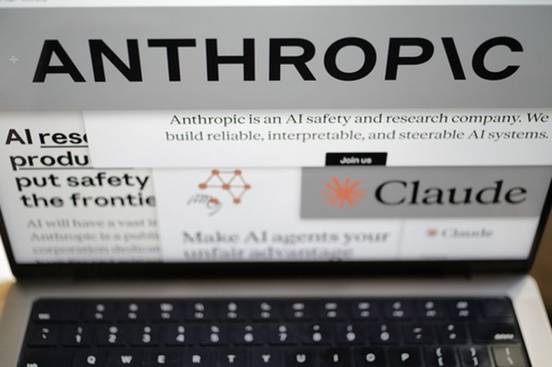 Páginas del sitio web y los logos de Anthropic en la pantalla de una computadora, el jueves 26 de febrero de 2026, en Nueva York. (AP Foto/Patrick Sison, Archivo)