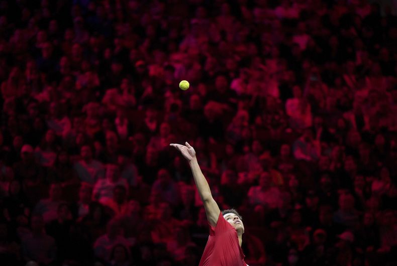 Ben Shelton saca durante un partido de la Copa Laver, el 24 de septiembre de 2023, en Vancouver. (Darryl Dyck/The Canadian Press vía AP)