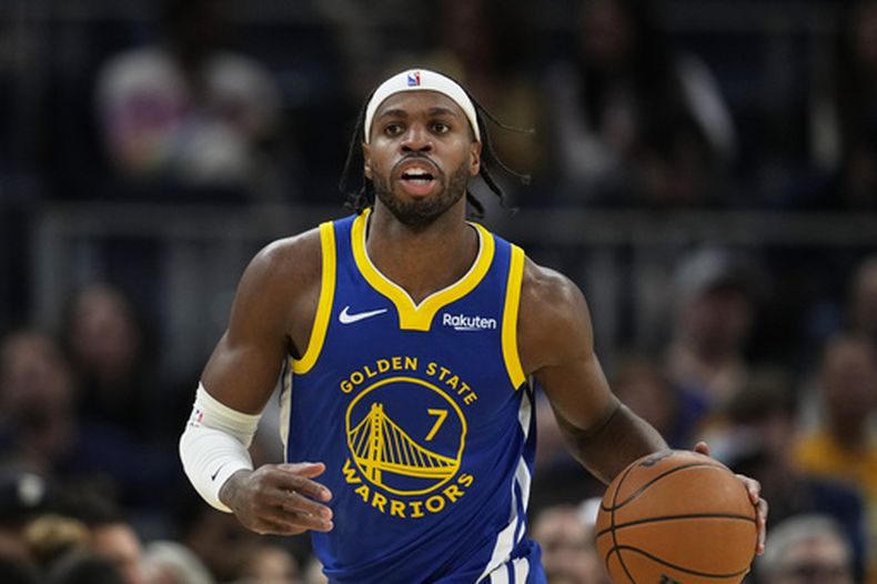 ARCHIVO - Foto del 13 de enero del 2026, el jugador de los Warriors de Golden State Buddy Hield avanza con el balón en el encuentro ante los Trail Blazers de Portland. (AP Foto/Godofredo A. Vásquez, Archivo)