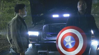 Esta imagen difundida por Disney muestra a Danny Ramirez, izquierda, y Anthony Mackie en una escena de la película de Marvel Studios Captain America: Brave New World. (Marvel Studios-Disney vía AP)