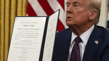 El presidente Donald Trump sostiene una orden ejecutiva firmada relacionada con la clemencia para los manifestantes antiabortistas mientras firma órdenes ejecutivas en la Oficina Oval de la Casa Blanca, el jueves 23 de enero de 2025, en Washington. (AP foto/Ben Curtis)