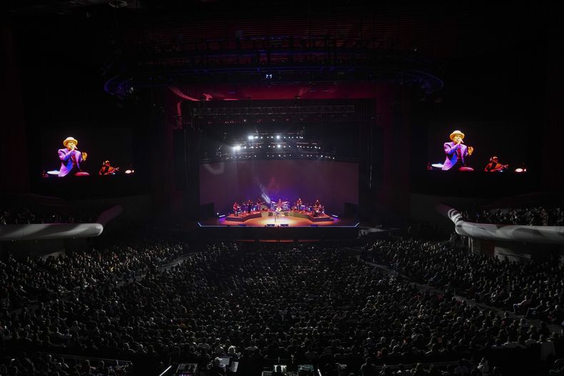 El cantante español Joaquín Sabina se presenta en concierto en la Ciudad de México, el lunes 27 de enero de 2025. (Foto AP/Eduardo Verdugo)