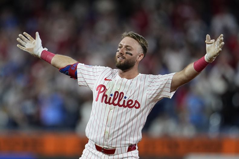 Kody Clemens de los Filis de Filadelfia reacciona tras su sencillo en la novena frente a Garrett Cleavinger de los Rays de Tampa Bay el lunes 9 de septiembre del 2024. (AP Foto/Derik Hamilton)