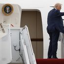 El presidente de EEUU, Donald Trump, saluda mientras sube al avión oficial Air Force One en la Base Conjunta Andrews, Maryland, el viernes 1 de agosto de 2025. (AP Foto/Luis M. Álvarez)