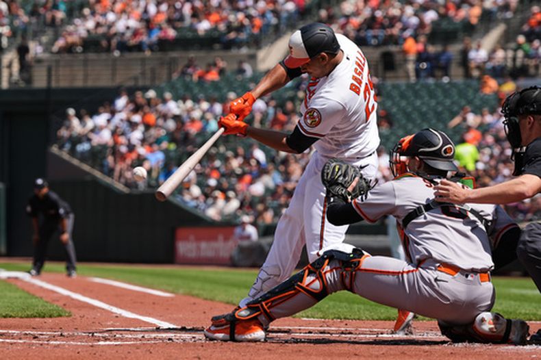 El dominicano de los Orioles de Baltimore Samuel Basallo batea un jonrón de dos carreras en la primera entrada ante los Gigantes de San Francisco el domingo 12 de abril del 2026. (AP Foto/Stephanie Scarbrough)