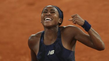 La estadounidense Coco Gauff celebra al vencer a la francesa Loïs Boisson en la semifinal del Abierto de Francia el jueves 5 de junio del 2025. (AP Foto/Aurelien Morissard)