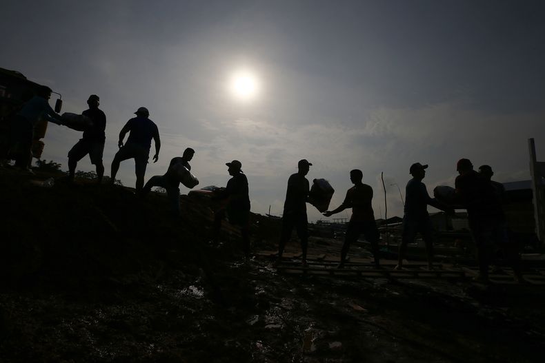 ARCHIVO - Poblaciones ribereñas reciben agua y víveres debido a la sequía prolongada en Careiro da Varzea, estado de Amazonas, Brasil, 24 de octubre de 2023. (AP Foto/Edmar Barros, File)