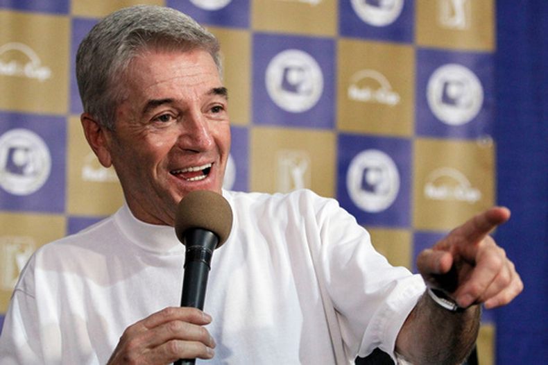 ARCHIVO - El comediante Tom Dreesen habla con los medios de comunicación durante una conferencia de prensa en La Quinta, California, el 18 de enero de 2011. (Foto AP/Chris Carlson, archivo)