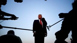 El presidente Donald Trump habla con periodistas antes de abordar el Air Force One en el Aeropuerto Internacional de Lehigh Valley, en Allentown, Pensilvania, el 3 de agosto de 2025. (AP Foto/Julia Demaree Nikhinson)