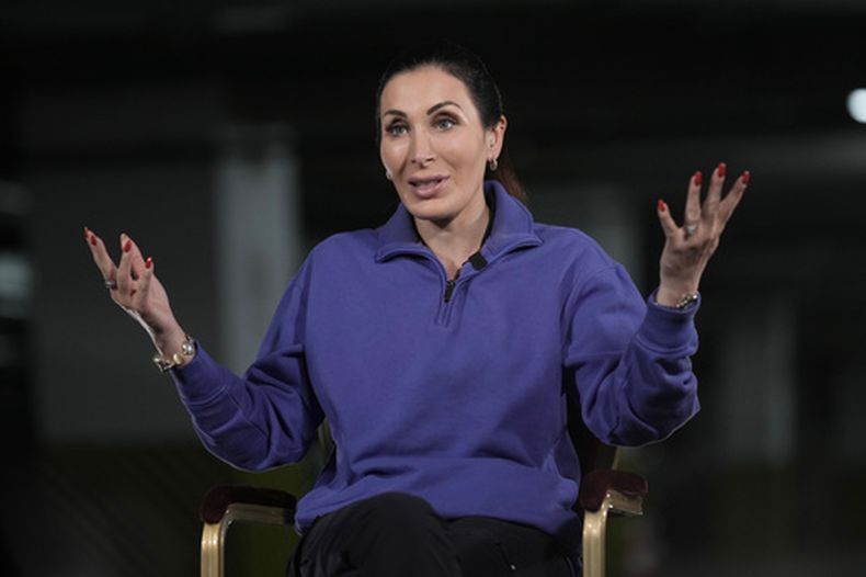 Laura Loomer en una entrevista con The Associated Press, en Kiev, Ucrania, el 26 de julio del 2026. (AP foto/Andrew Kravchenko)