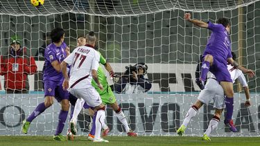 americateve | El argentino Gonzalo Rodr&iacute;guez (derecha) remata para marcar el gol de la victoria 1-0 de Fiorentina ante Livorno por la Serie A de Italia el domingo 5 de enero de 2014. (AP Foto/Fabrizio Giovannozzi)