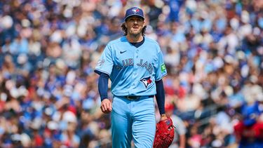 Kevin Gausman, de los Azulejos de Toronto, se enfila hacia el dugout durante la primera entrada del juego de béisbol de Grandes Ligas contra los Cardenales de San Luis, el sábado 1 de agosto de 2026, en Toronto. (Sammy Kogan/The Canadian Press via AP)