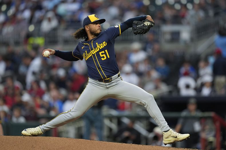 El dominicano Freddy Peralta, de los Cerveceros de Milwaukee, labora frente a los Bravos de Atlanta en el juego del martes 5 de agosto de 2025 (AP Foto/Mike Stewart)