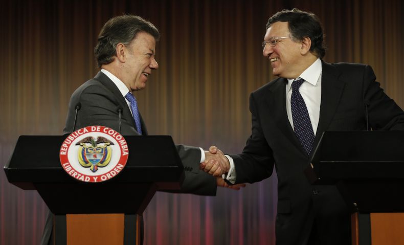 El mandatario colombiano Juan Manuel Santos, a la izquierda, y el presidente de la Comisi&oacute;n Europea, Jos&eacute; Manuel Durao Barroso, se dan la mano durante una conferencia de prensa conjunta en la casa de gobierno en Bogot&aacute;, el jueves 12 d