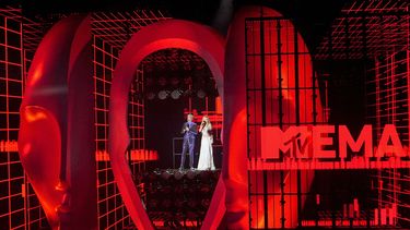 ARCHIVO - Taika Waititi, izquierda, y Rita Ora presentan los premios MTV EMA 2022 en Dusseldorf, Alemania, el 13 de noviembre de 2022. Los premios MTV EMA cancelaron su ceremonia 2023 prevista para el 5 de noviembre en París por la guerra entre Israel y Hamas. (Foto AP/Martin Meissner, archivo)