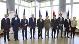 Mandatarios posan para las cámaras en la cumbre del G7 en Hiroshima, Japón, el domingo 21 de mayo de 2023. De derecha a izquierda: la presidenta de la Comisión Europea Ursula von der Leyen, el primer ministro británico Rishi Sunak, el primer ministro canadiense Justin Trudeau, el presidente francés Emmanuel Macron, el presidente ucraniano Volodymyr Zelenskyy, el primer ministro japonés Fumio Kishida, el presidente estadounidense Joe Biden, el canciller alemán Olaf Scholz, el presidente del Consejo Europeo Charles Michel y el embajador italiano en Japón Gianluigi Benedetti. (Kyodo News vía AP, Pool)