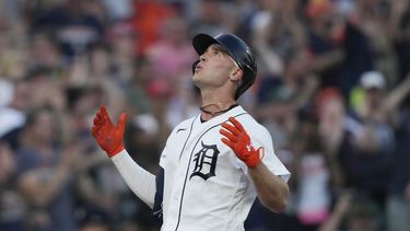 Kerry Carpenter, de los Tigres de Detroit, mira al cielo mientras se acerca al plato después de batear un cuadrangular de tres carreras durante la séptima entrada del juego de béisbol en contra de los Reales de Kansas City, el lunes 19 de junio de 2023, en Detroit. (AP Foto/Carlos Osorio)