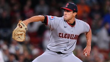 El lanzador Joey Cantillo, de los Guardianes de Cleveland, realiza un lanzamiento durante la segunda entrada de un partido de béisbol contra los Medias Rojas de Boston, el 24 de septiembre de 2026, en Boston. (Foto AP/Charles Krupa)