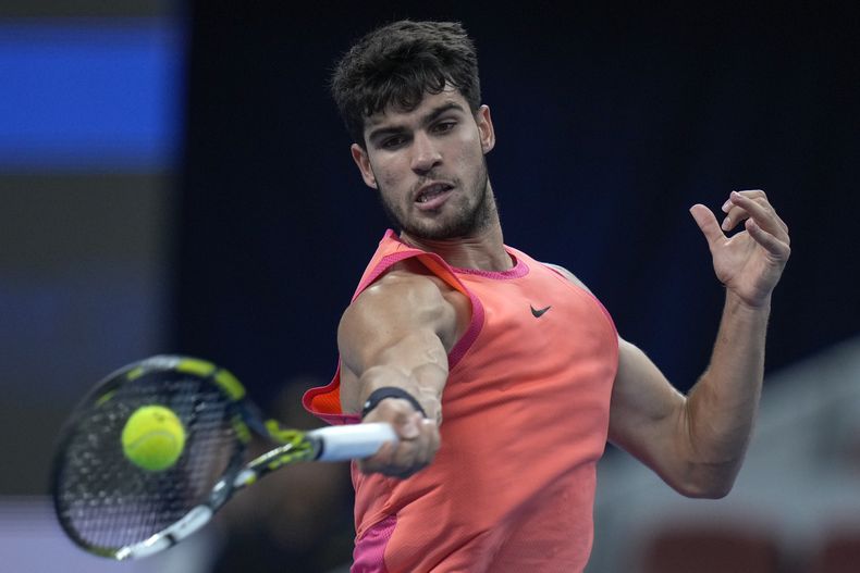 Carlos Alcaraz devuelve ante Tallon Griekspoor en el Abierto de China, el domingo 29 de septiembre de 2024, en Beijing. (AP Foto/Andy Wong)