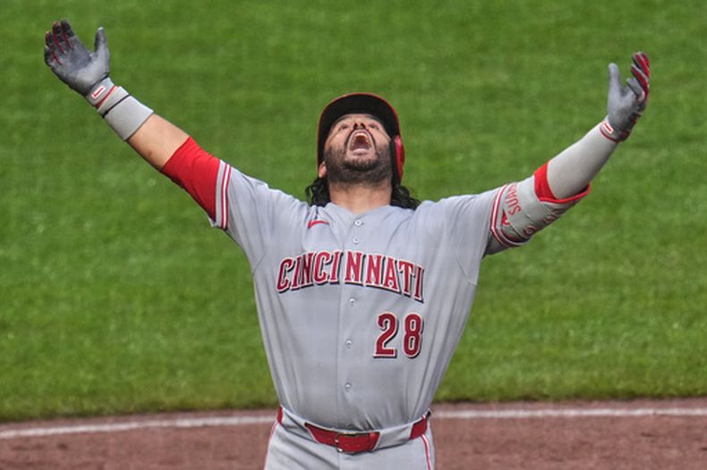 Eugenio Suárez, de los Rojos de Cincinnati, celebra al cruzar el plato después de disparar un jonrón de tres carreras ante Gregory Soto, lanzador de los Piratas de Pittsburgh, durante la novena entrada del juego de béisbol de Grandes Ligas, el sábado 27 de junio de 2026, en Pittsburgh. (AP Foto/Gene J. Puskar)