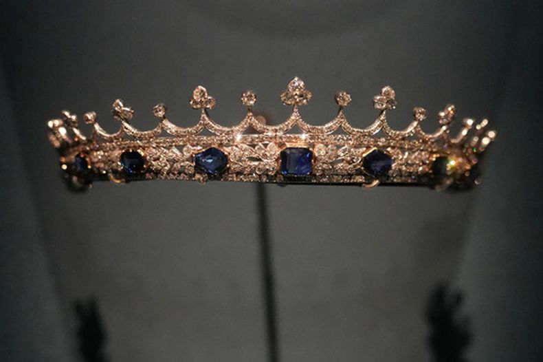 La corona de la reina Victoria, diseñada por el príncipe Alberto y realizada por Joseph Kitching, Londres, 1840–1842, en la exhibición en el Hôtel de la Marine de París, el 8 de diciembre del 2025. (AP foto/Michel Euler)