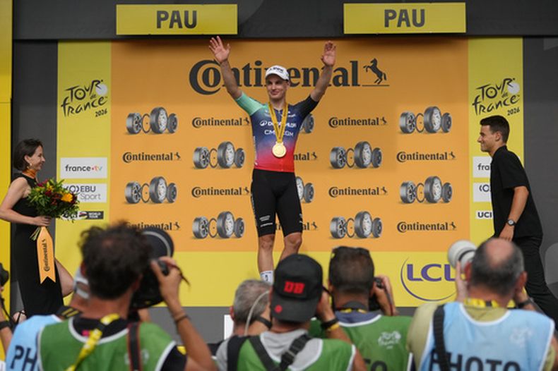 El neerlandés Olav Kooij celebra en el podio tras ganar la quinta etapa del Tour de Francia en Pau, Francia, el miércoles 8 de julio del 2026. (AP Foto/Thibault Camus)