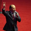 Lee Greenwood actúa mientras el presidente electo Donald Trump llega a un mitin antes de la 60ª toma de posesión presidencial, el domingo 19 de enero de 2025, en Washington. (Foto AP/Alex Brandon)