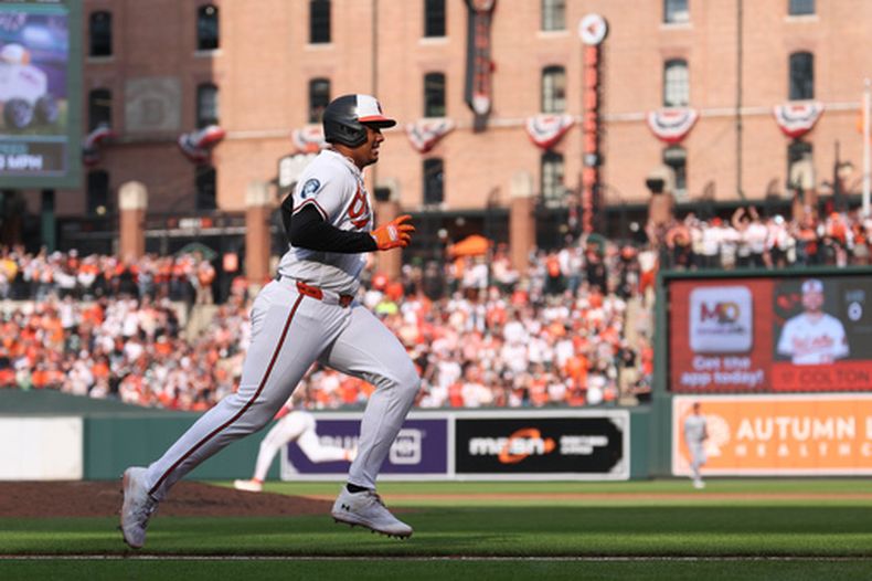 El dominicano Samuel Basallo corre en un elevado de sacrificio de Colton Cowser durante el juego del jueves 26 de marzo de 2026 ante los Mellizos de Minnesota (AP Foto/Terrance Williams)