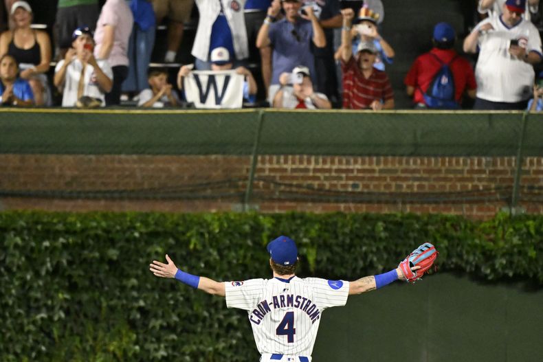 Pete Crow-Armstrong, de los Cachorros de Chicago, agradece al público tras el juego ante los Medias Rojas de Boston, el sábado 19 de julio de 2025 (AP Foto/Matt Marton)