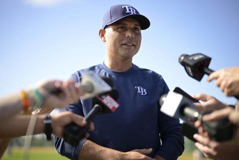 ARCHIVO - El mánager de los Rays de Tampa Bay Kevin Cash charla con periodistas durante la primera práctica para lanzadores y receptores en la pretemporada, el miércoles 15 de febrero de 2023, en Kissimmee, Florida. (AP Foto/Phelan M. Ebenhack)